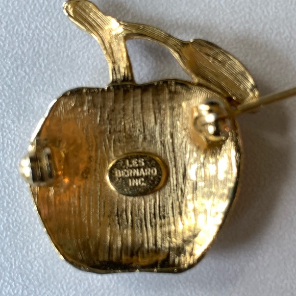 Les Bernard Inc Vintage Goldtone Apple Brooch - Picture 3 of 7